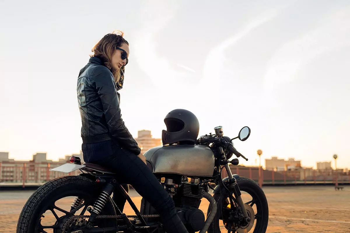 Abbigliamento tecnico donna, stile e sicurezza di una biker alla moda