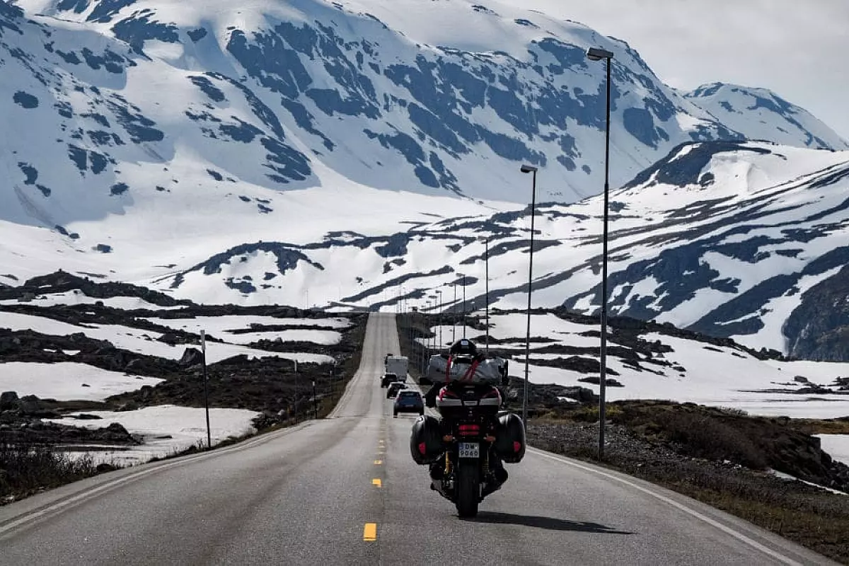 Catene da neve su asfalto, si può guidare? Cosa dice la legge