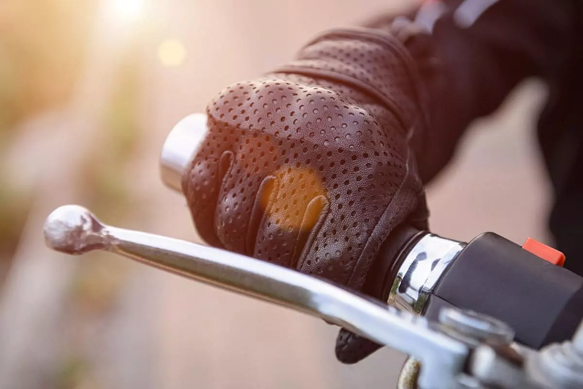 Sottoguanti per moto, è davvero l'accessorio invisibile più utile per i  motociclisti?